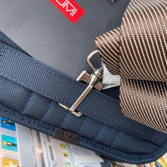(new+tag) Tumi Higgins men’s sling pack navy bag - Picture 11 of 16